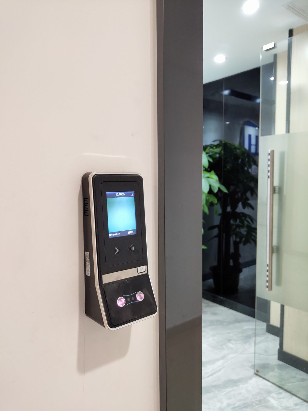 学校宿舍人脸识别门禁的工作方式